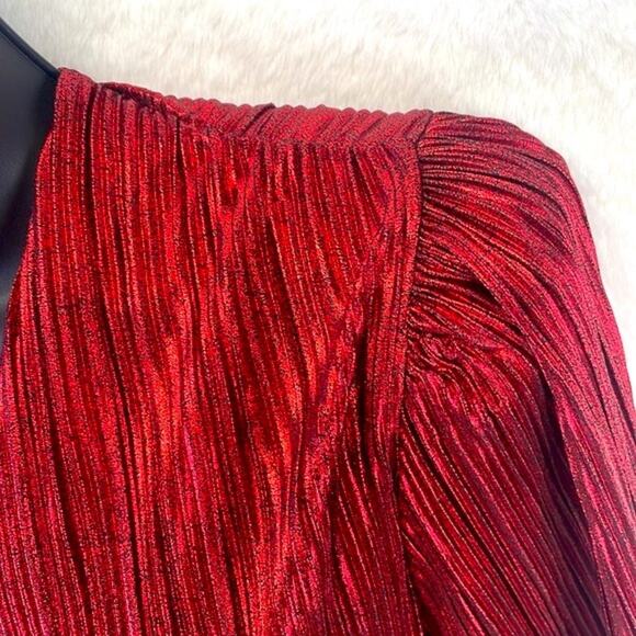 Chenault Red Metallic Shine Bell Sleeve Roll V Neck Stretchy Crinkle NWT Top M - Picture 4 of 15